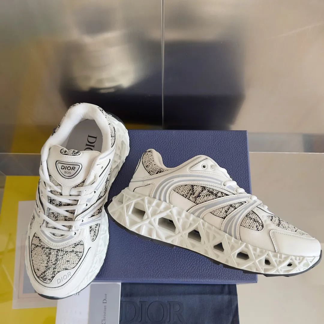 【DIOR】P:800💰 Men's 39-44. (Male 45.46 custom-made) Dior kawa Dior joint 2025ss casual sports shoes‼ ️ Reinterpret running shoes with dior’s haute couture style. b35 is made of fine-textured leather and mesh fabric materials. It can be worn in all seasons, is comfortable and breathable, and has many lines on the shoe body to outline details. It has a full retro three-dimensional feel and can create a casual look all year round!